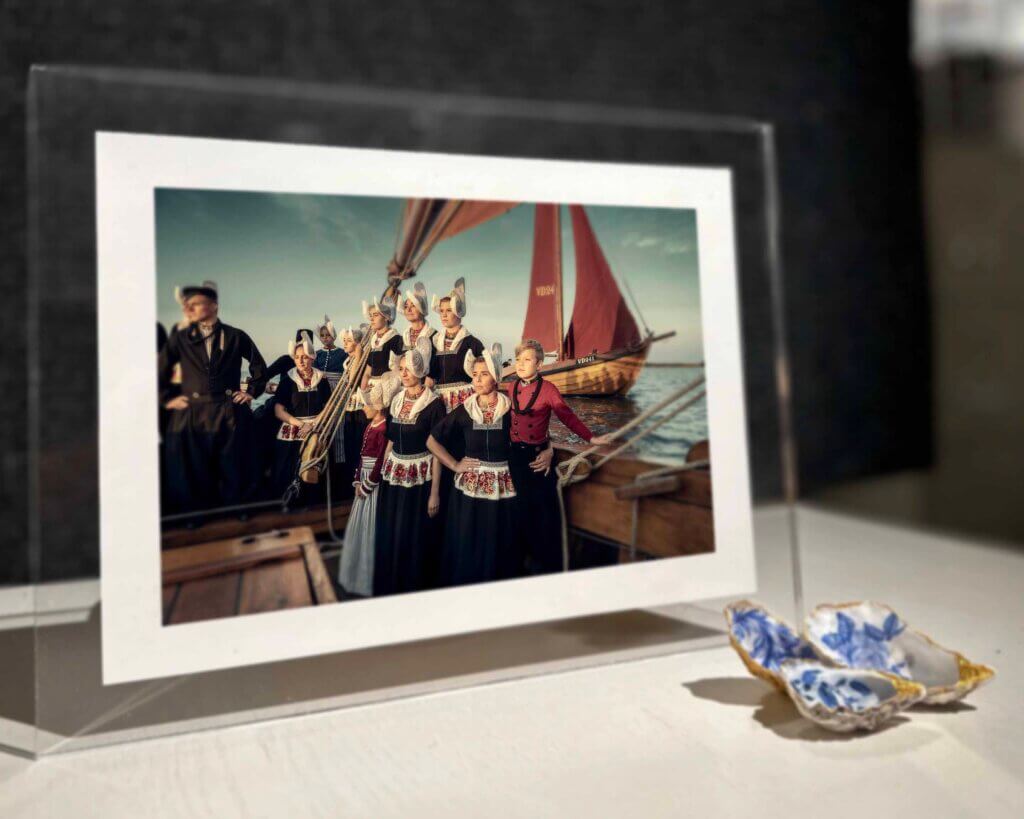 Gelimiteerde oplage print van volendam in traditionele kledij jimmy nelson